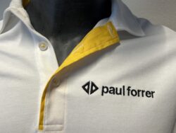 weisses Poloshirt in Firmenfarben
