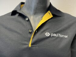 schwarzes Poloshirt in Firmenfarben